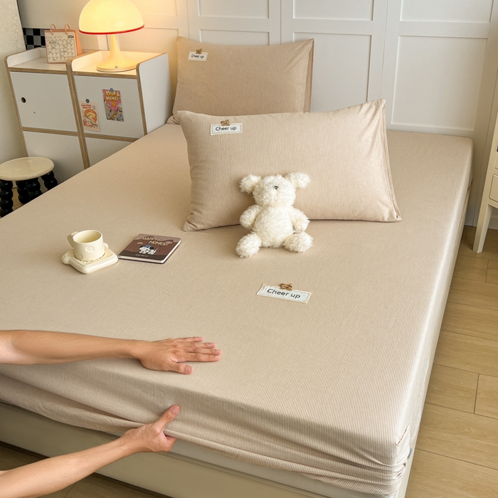 91家纺网 家纺一手货源 找家纺 佳笠家居 2026年新款kimi熊a类全棉色织水洗棉大尺寸单床笠 卡其小条