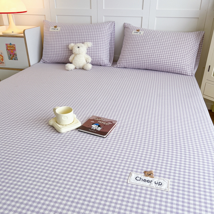 91家纺网 家纺一手货源 找家纺 佳笠家居 2026年新款kimi熊a类全棉色织水洗棉大尺寸单床笠 香芋紫格