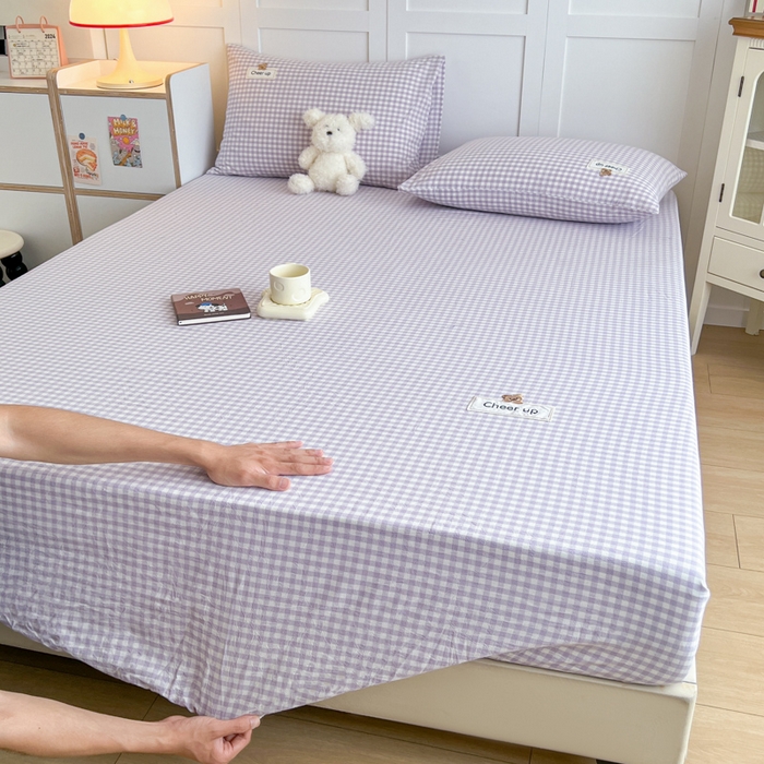 91家纺网 家纺一手货源 找家纺 佳笠家居 2026年新款kimi熊a类全棉色织水洗棉大尺寸单床笠 香芋紫格