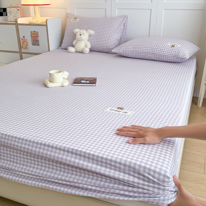 91家纺网 家纺一手货源 找家纺 佳笠家居 2026年新款kimi熊a类全棉色织水洗棉大尺寸单床笠 香芋紫格