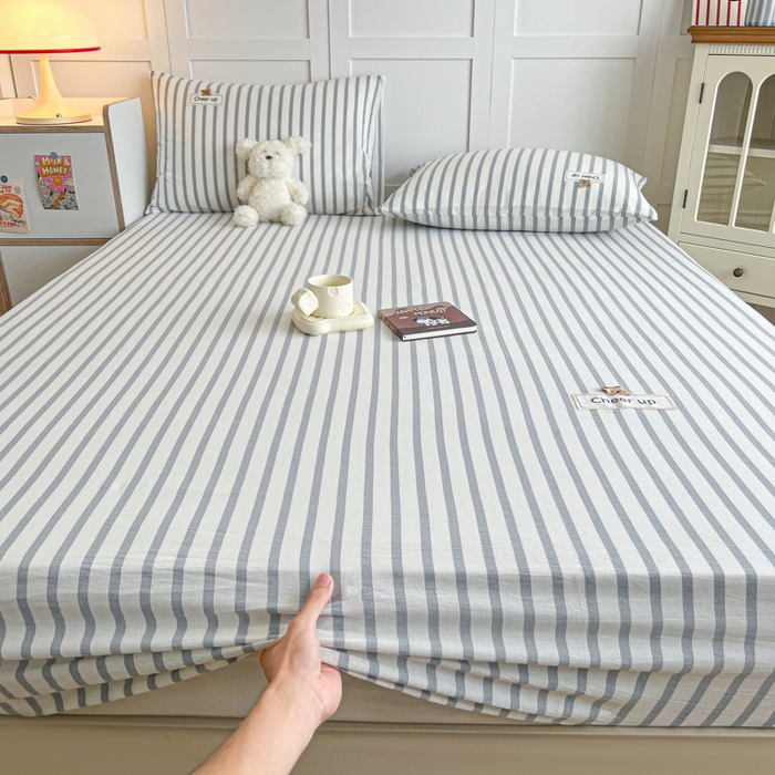 91家纺网 家纺一手货源 找家纺 佳笠家居 2026年新款kimi熊a类全棉色织水洗棉大尺寸单床笠 野原-蓝