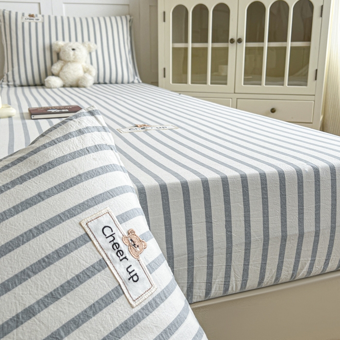 91家纺网 家纺一手货源 找家纺 佳笠家居 2026年新款kimi熊a类全棉色织水洗棉大尺寸单床笠 野原-蓝