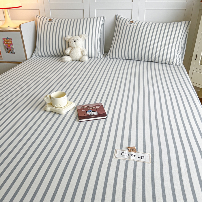 91家纺网 家纺一手货源 找家纺 佳笠家居 2026年新款kimi熊a类全棉色织水洗棉大尺寸单床笠 野原-蓝