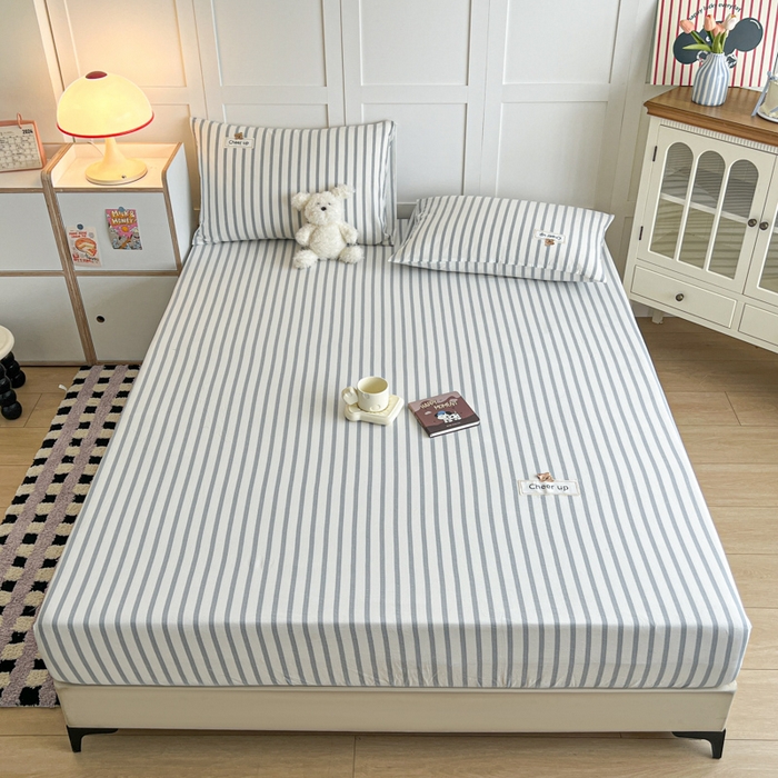 91家纺网 家纺一手货源 找家纺 佳笠家居 2026年新款kimi熊a类全棉色织水洗棉大尺寸单床笠 野原-蓝