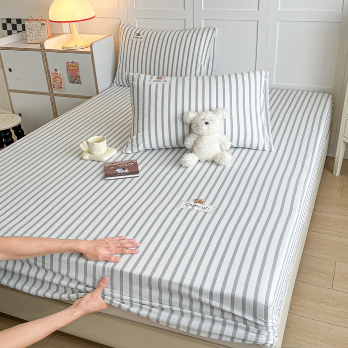 91家纺网 家纺一手货源 找家纺 佳笠家居 2026年新款kimi熊a类全棉色织水洗棉大尺寸单床笠 野原-蓝