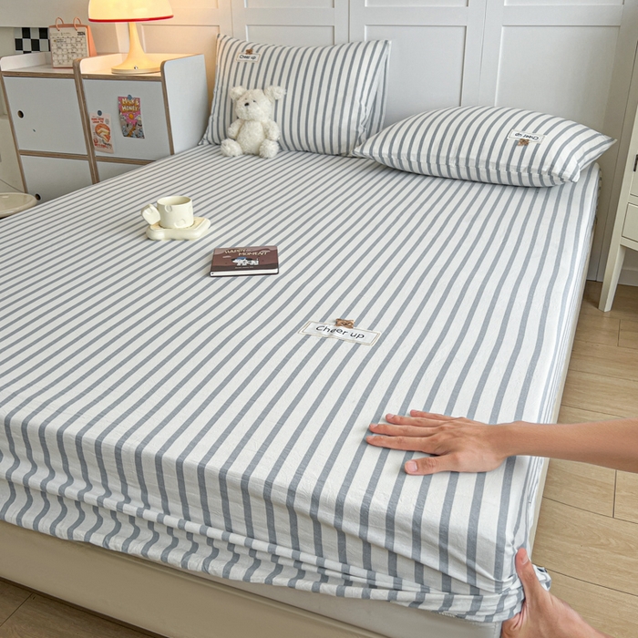 91家纺网 家纺一手货源 找家纺 佳笠家居 2026年新款kimi熊a类全棉色织水洗棉大尺寸单床笠 野原-蓝