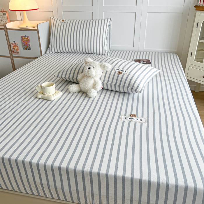 91家纺网 家纺一手货源 找家纺 佳笠家居 2026年新款kimi熊a类全棉色织水洗棉大尺寸单床笠 野原-蓝