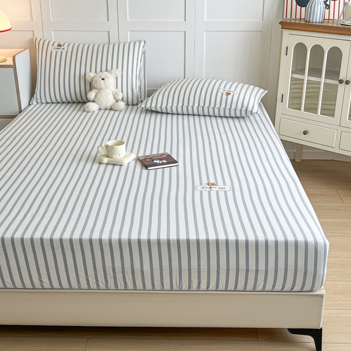 91家纺网 家纺一手货源 找家纺 佳笠家居 2026年新款kimi熊a类全棉色织水洗棉大尺寸单床笠 野原-蓝