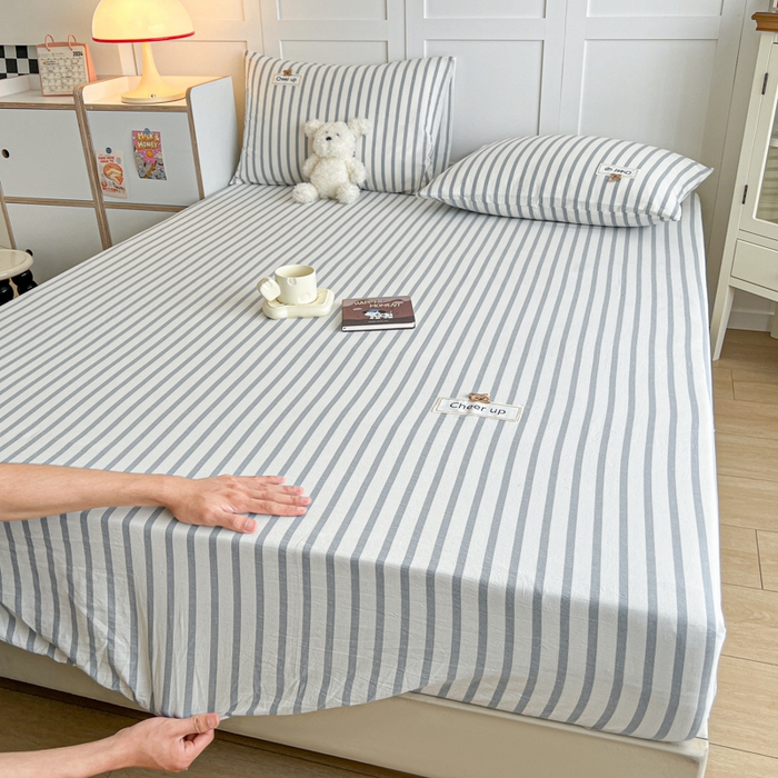 91家纺网 家纺一手货源 找家纺 佳笠家居 2026年新款kimi熊a类全棉色织水洗棉大尺寸单床笠 野原-蓝