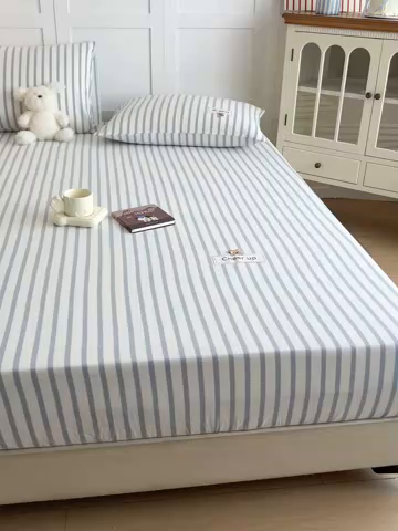 91家纺网 家纺一手货源 找家纺 佳笠家居 2026年新款kimi熊a类全棉色织水洗棉大尺寸单床笠 野原-蓝