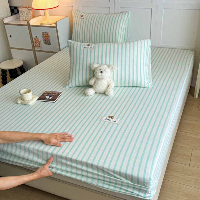 91家纺网 家纺一手货源 找家纺 佳笠家居 2026年新款kimi熊a类全棉色织水洗棉大尺寸单床笠 野原-绿