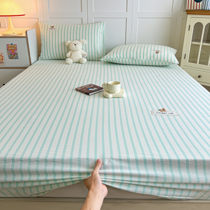 91家纺网 家纺一手货源 找家纺 佳笠家居 2026年新款kimi熊a类全棉色织水洗棉大尺寸单床笠 野原-绿