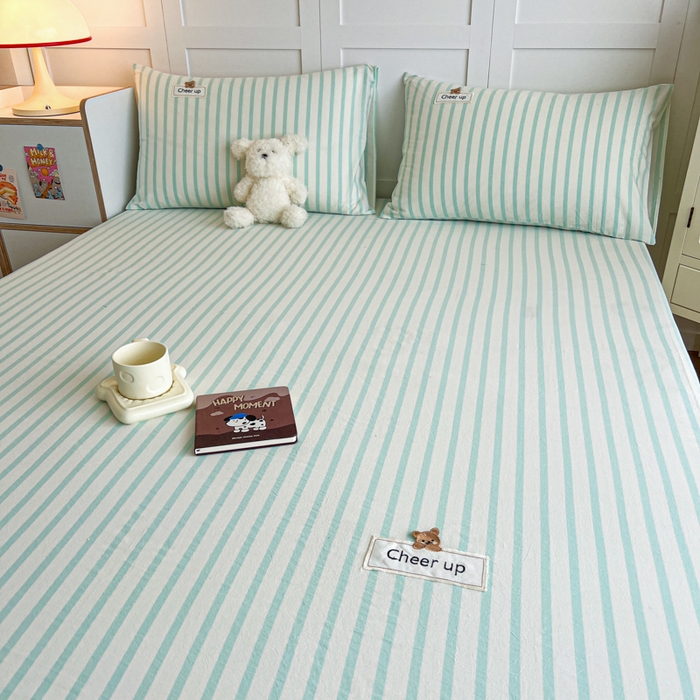 91家纺网 家纺一手货源 找家纺 佳笠家居 2026年新款kimi熊a类全棉色织水洗棉大尺寸单床笠 野原-绿