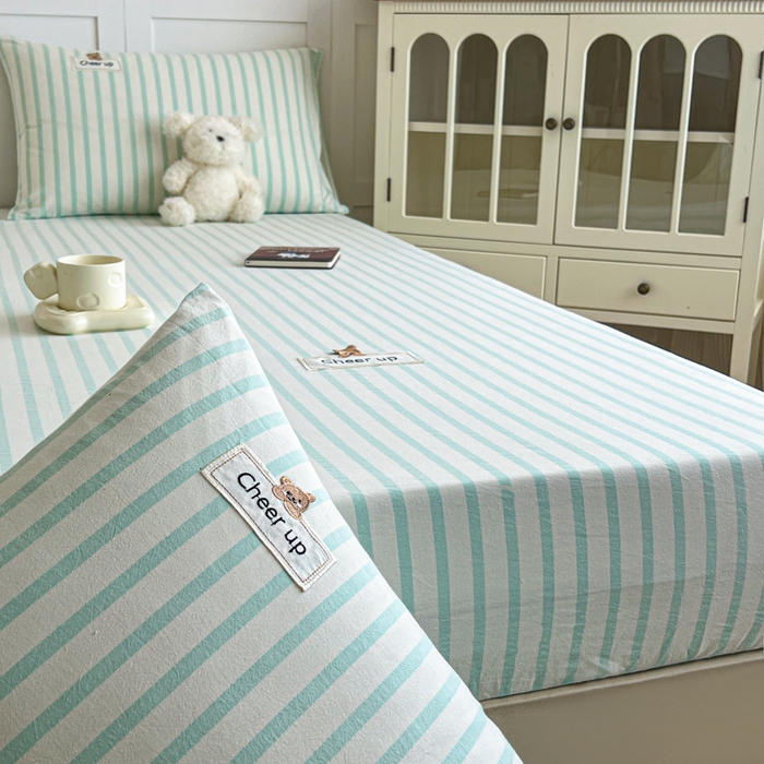 91家纺网 家纺一手货源 找家纺 佳笠家居 2026年新款kimi熊a类全棉色织水洗棉大尺寸单床笠 野原-绿