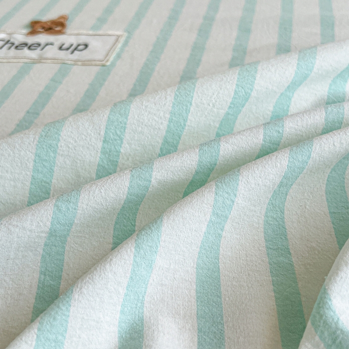 91家纺网 家纺一手货源 找家纺 佳笠家居 2026年新款kimi熊a类全棉色织水洗棉大尺寸单床笠 野原-绿