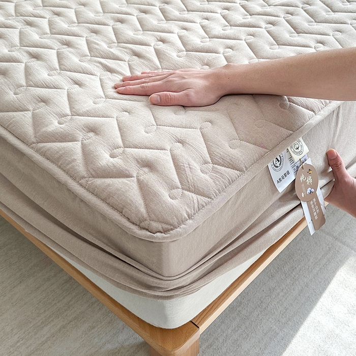 91家纺网 家纺一手货源 找家纺 铭成家纺 2026全棉色织水洗棉夹棉床笠床垫 纯棉素雅-卡其色