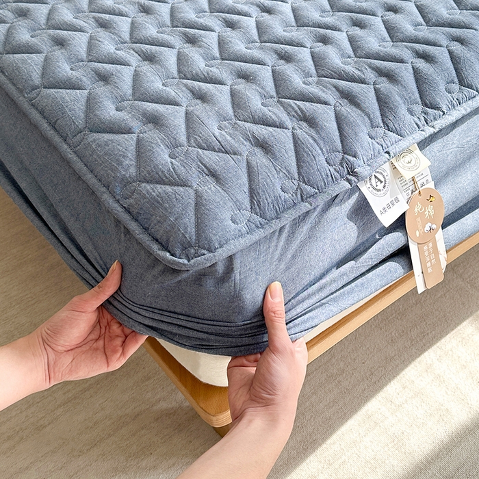 91家纺网 家纺一手货源 找家纺 铭成家纺 2026全棉色织水洗棉夹棉床笠床垫 纯棉素雅-牛仔蓝