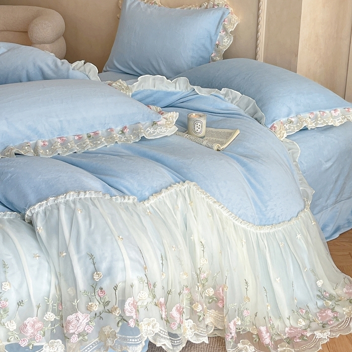 91家纺网 家纺一手货源 找家纺 绒掌柜 2025新款消光级牛奶绒婴儿绒刺绣花边工艺款四件套（品质含买家秀）—巴黎系列 婴儿蓝