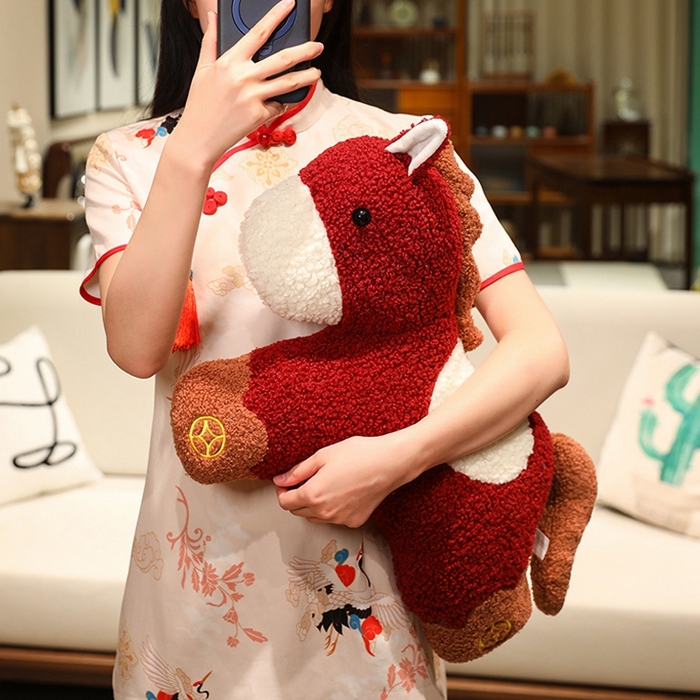 91家纺网 家纺一手货源 找家纺 （总）仟亿莱 2026新款中国红元宝小马毛绒玩偶抱枕