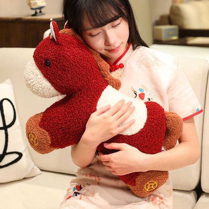 91家纺网 家纺一手货源 找家纺 （总）仟亿莱 2026新款中国红元宝小马毛绒玩偶抱枕