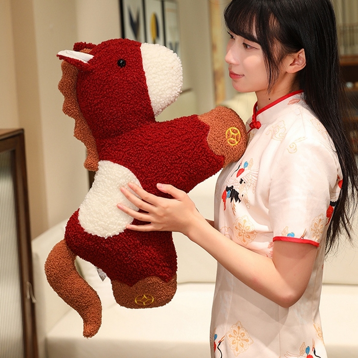 91家纺网 家纺一手货源 找家纺 （总）仟亿莱 2026新款中国红元宝小马毛绒玩偶抱枕