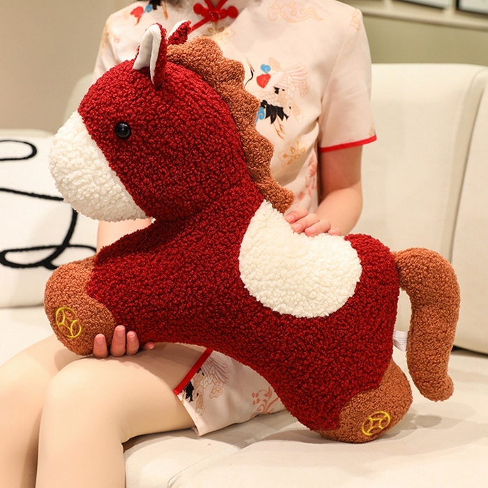 91家纺网 家纺一手货源 找家纺 （总）仟亿莱 2026新款中国红元宝小马毛绒玩偶抱枕