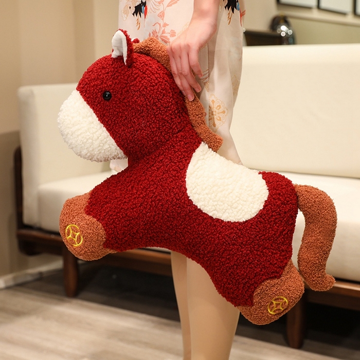 91家纺网 家纺一手货源 找家纺 （总）仟亿莱 2026新款中国红元宝小马毛绒玩偶抱枕