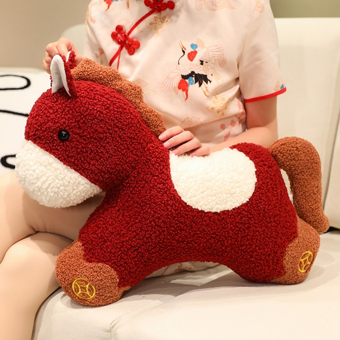 91家纺网 家纺一手货源 找家纺 （总）仟亿莱 2026新款中国红元宝小马毛绒玩偶抱枕