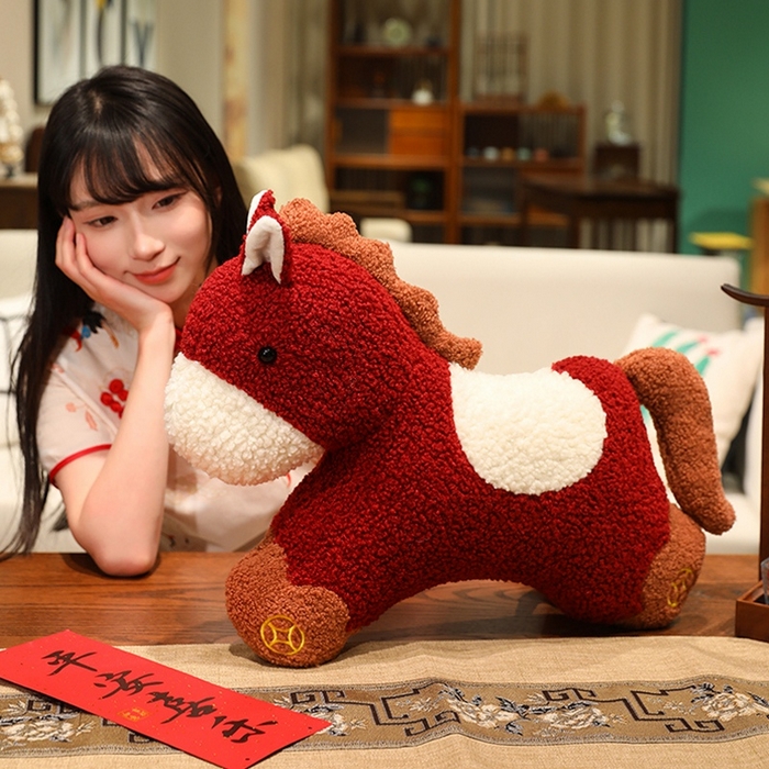 91家纺网 家纺一手货源 找家纺 （总）仟亿莱 2026新款中国红元宝小马毛绒玩偶抱枕