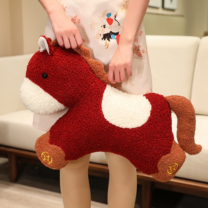 91家纺网 家纺一手货源 找家纺 （总）仟亿莱 2026新款中国红元宝小马毛绒玩偶抱枕