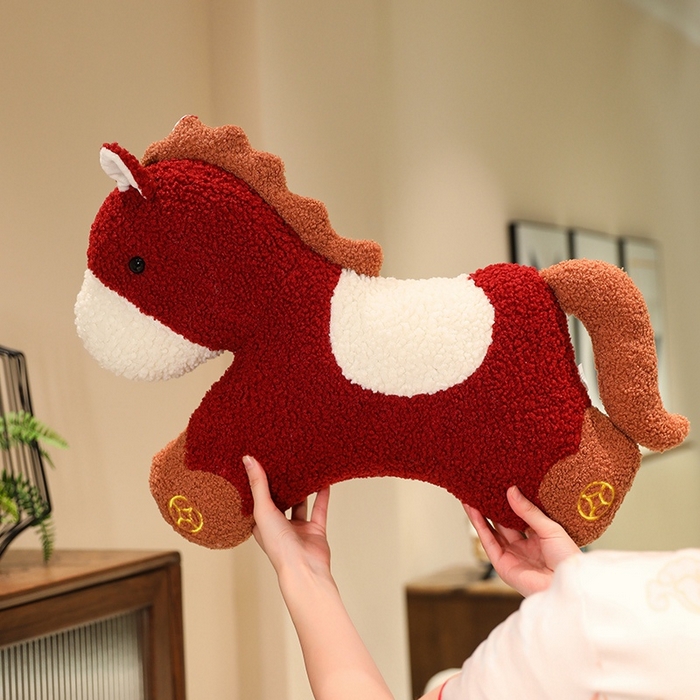 91家纺网 家纺一手货源 找家纺 （总）仟亿莱 2026新款中国红元宝小马毛绒玩偶抱枕