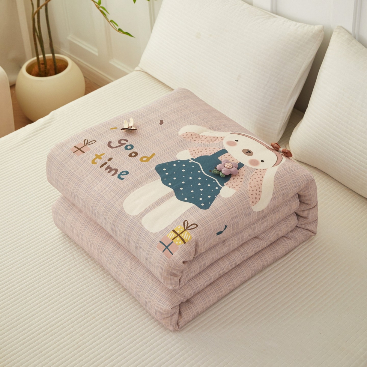 91家纺网 家纺一手货源 找家纺 莎果家纺 2026新款全棉纯棉双层纱春秋被子被芯 棒棒糖女孩