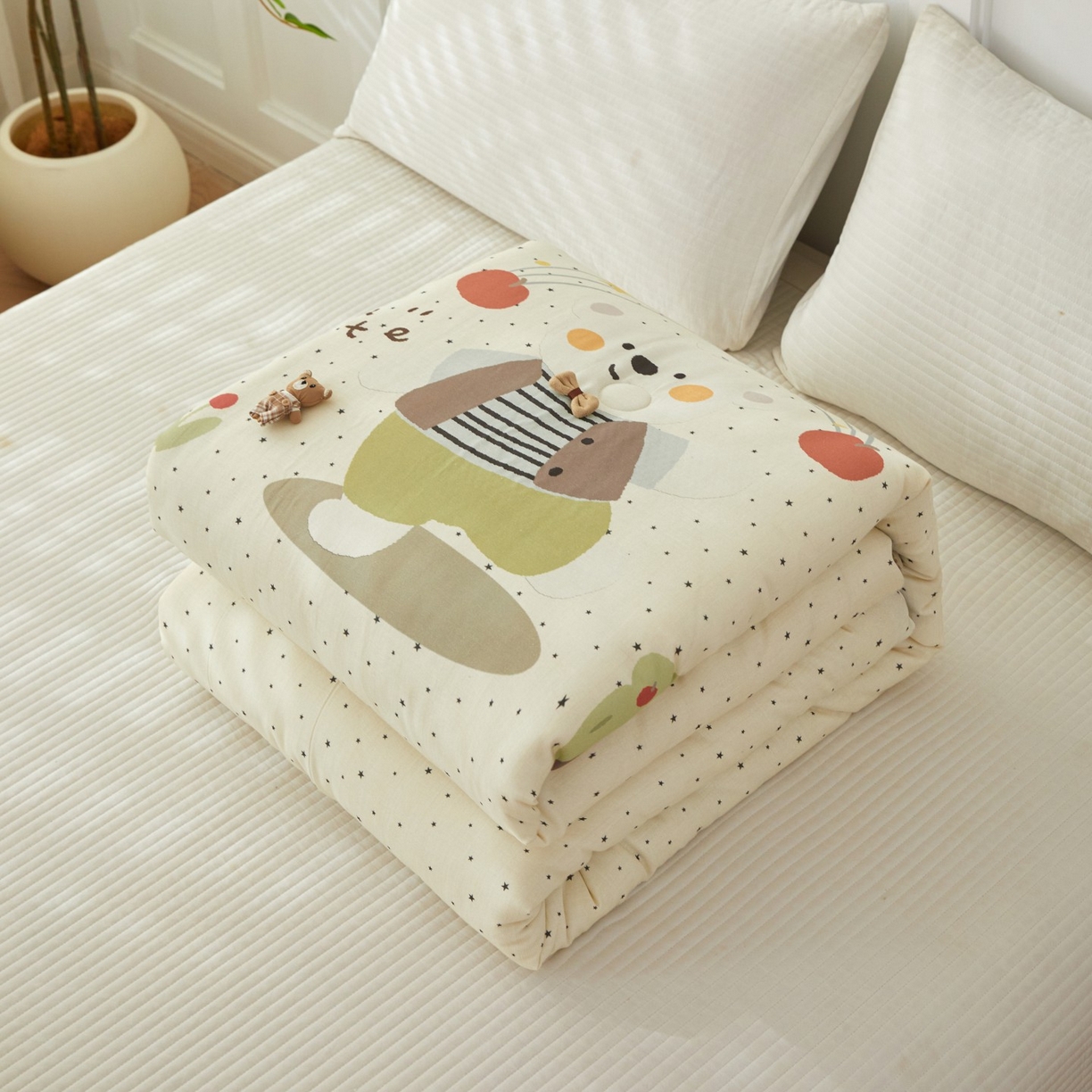 91家纺网 家纺一手货源 找家纺 莎果家纺 2026新款全棉纯棉双层纱春秋被子被芯 学院熊