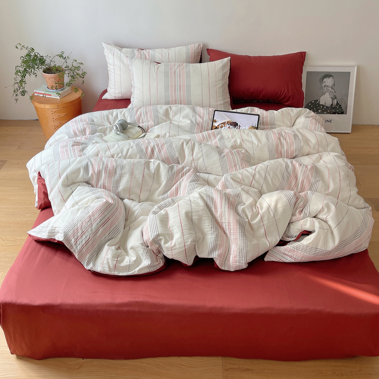 91家纺网 家纺一手货源 找家纺 简宜家居（朝初家纺） 2026新款全棉色织小提花简纹系列四件套 简纹-绯红