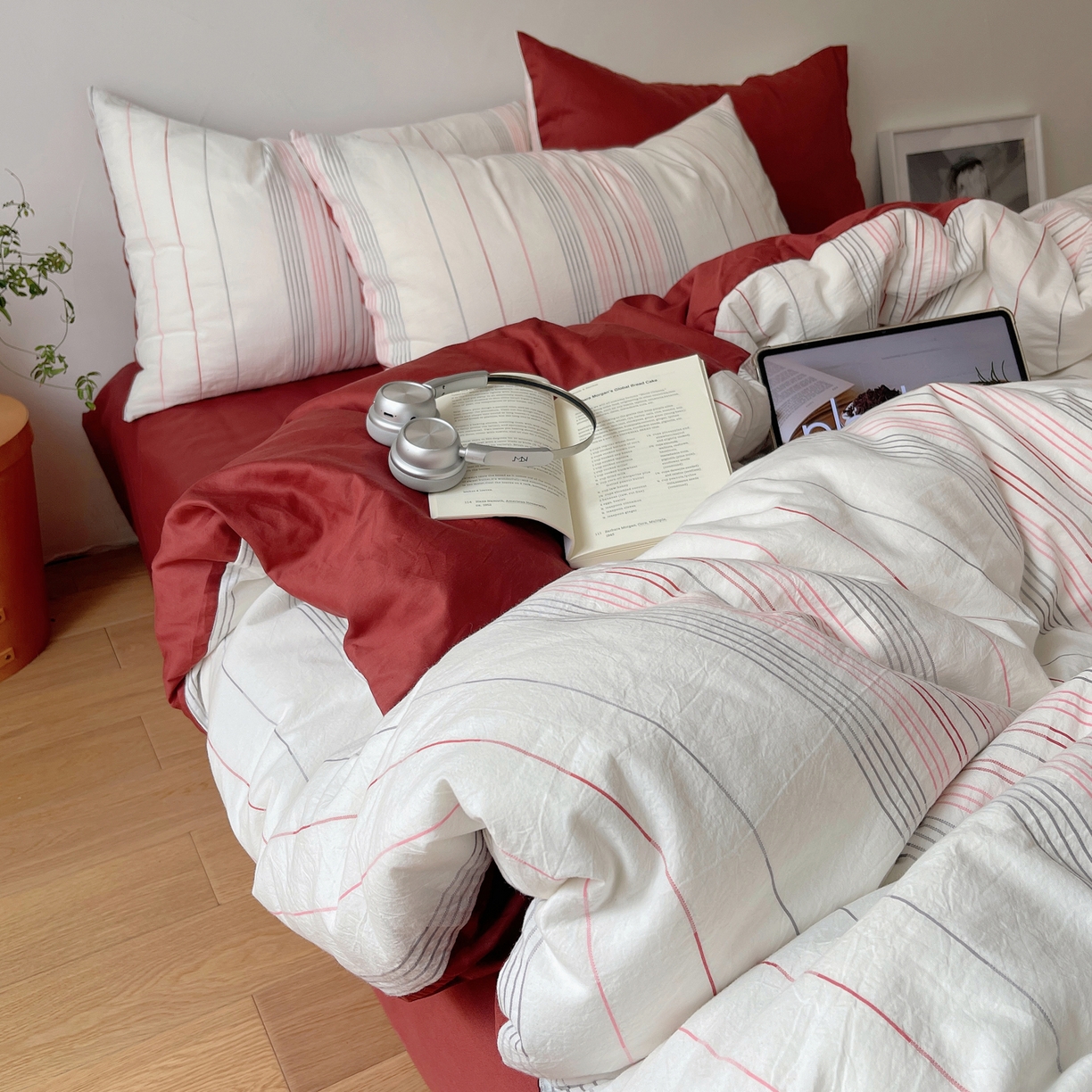 91家纺网 家纺一手货源 找家纺 简宜家居（朝初家纺） 2026新款全棉色织小提花简纹系列四件套 简纹-绯红