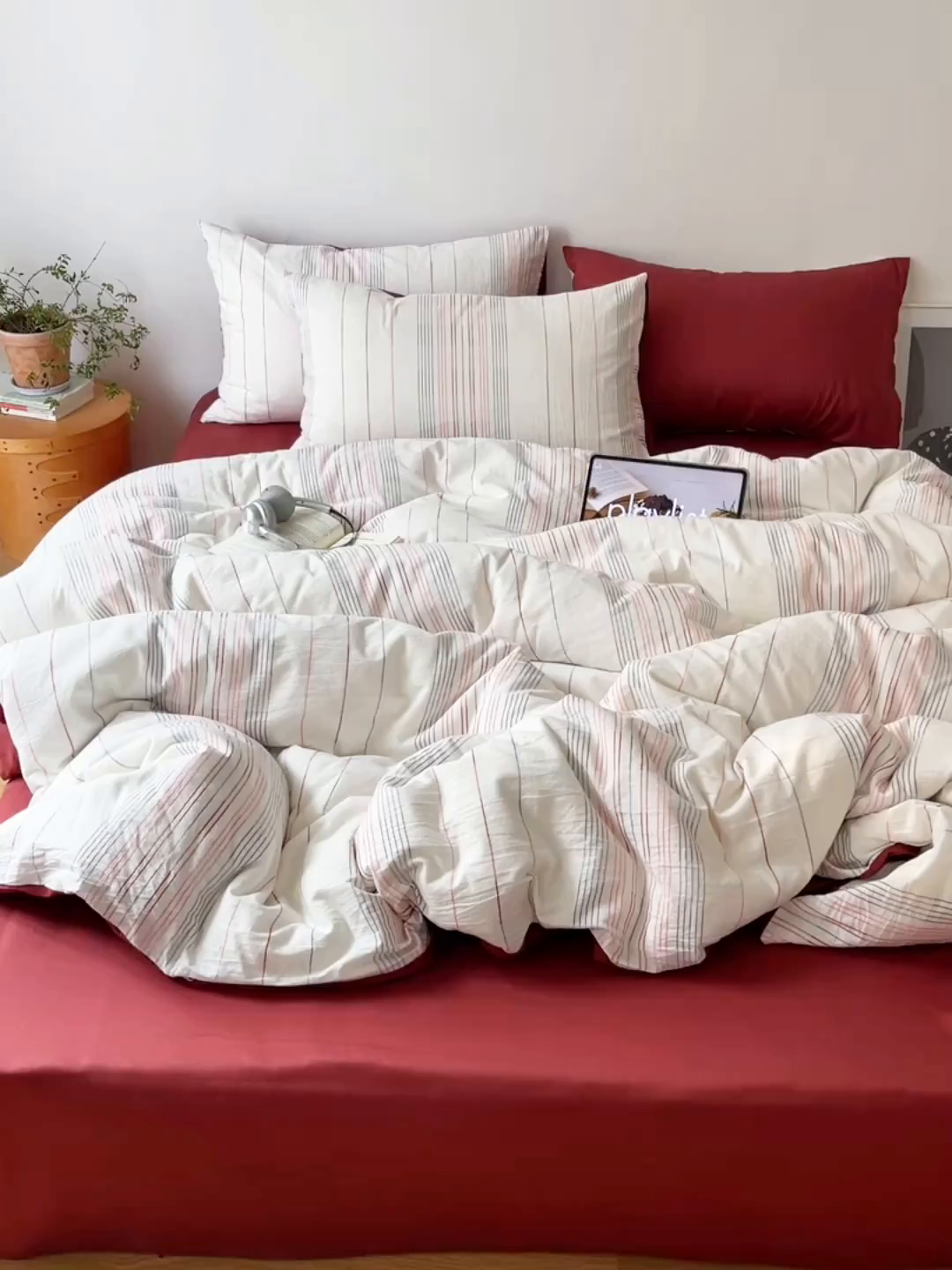 91家纺网 家纺一手货源 找家纺 简宜家居（朝初家纺） 2026新款全棉色织小提花简纹系列四件套 简纹-绯红