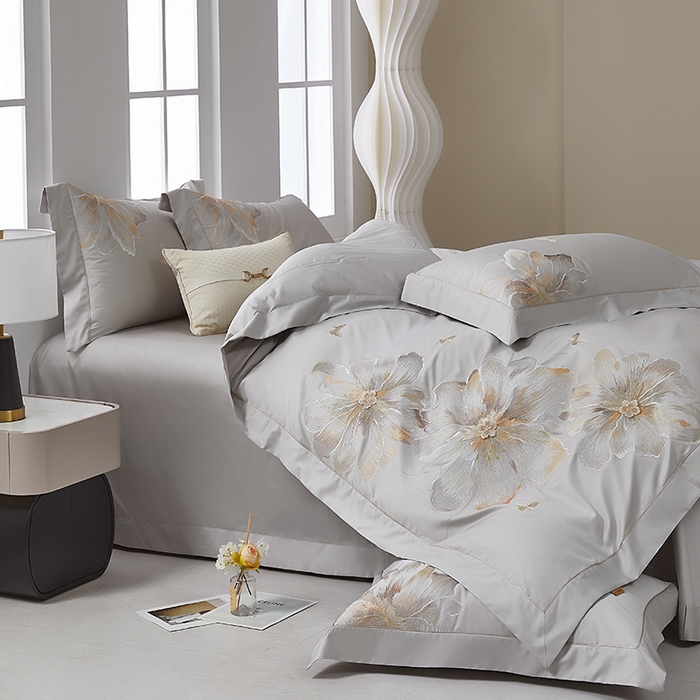 91家纺网 家纺一手货源 找家纺 诗黛尔 2026秋冬新款长绒棉刺绣焦糖时光系列四件套 焦糖时光(高级灰)