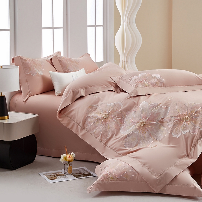 91家纺网 家纺一手货源 找家纺 诗黛尔 2026秋冬新款长绒棉刺绣焦糖时光系列四件套 焦糖时光(胭脂莎)