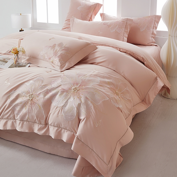 91家纺网 家纺一手货源 找家纺 诗黛尔 2026秋冬新款长绒棉刺绣焦糖时光系列四件套 焦糖时光(胭脂莎)