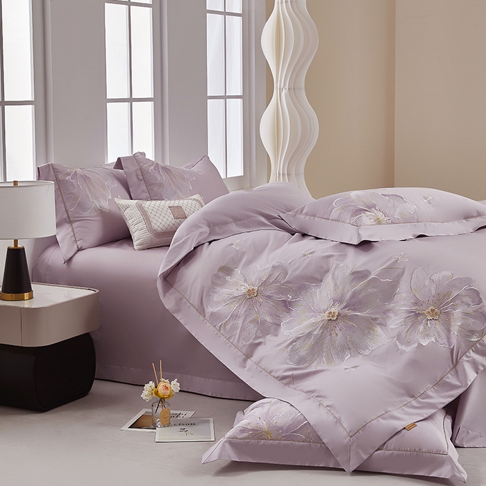 91家纺网 家纺一手货源 找家纺 诗黛尔 2026秋冬新款长绒棉刺绣焦糖时光系列四件套 焦糖时光(优雅紫)