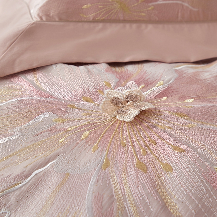 91家纺网 家纺一手货源 找家纺 诗黛尔 2026秋冬新款长绒棉刺绣焦糖时光系列四件套 焦糖时光(胭脂莎)