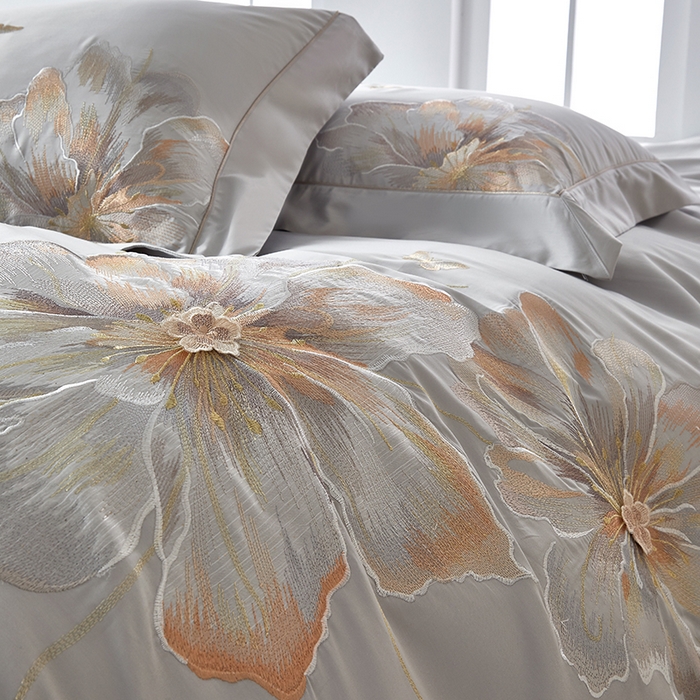 91家纺网 家纺一手货源 找家纺 诗黛尔 2026秋冬新款长绒棉刺绣焦糖时光系列四件套 焦糖时光(高级灰)