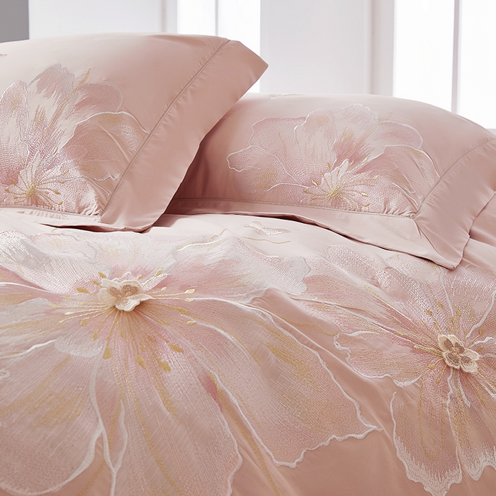 91家纺网 家纺一手货源 找家纺 诗黛尔 2026秋冬新款长绒棉刺绣焦糖时光系列四件套 焦糖时光(胭脂莎)