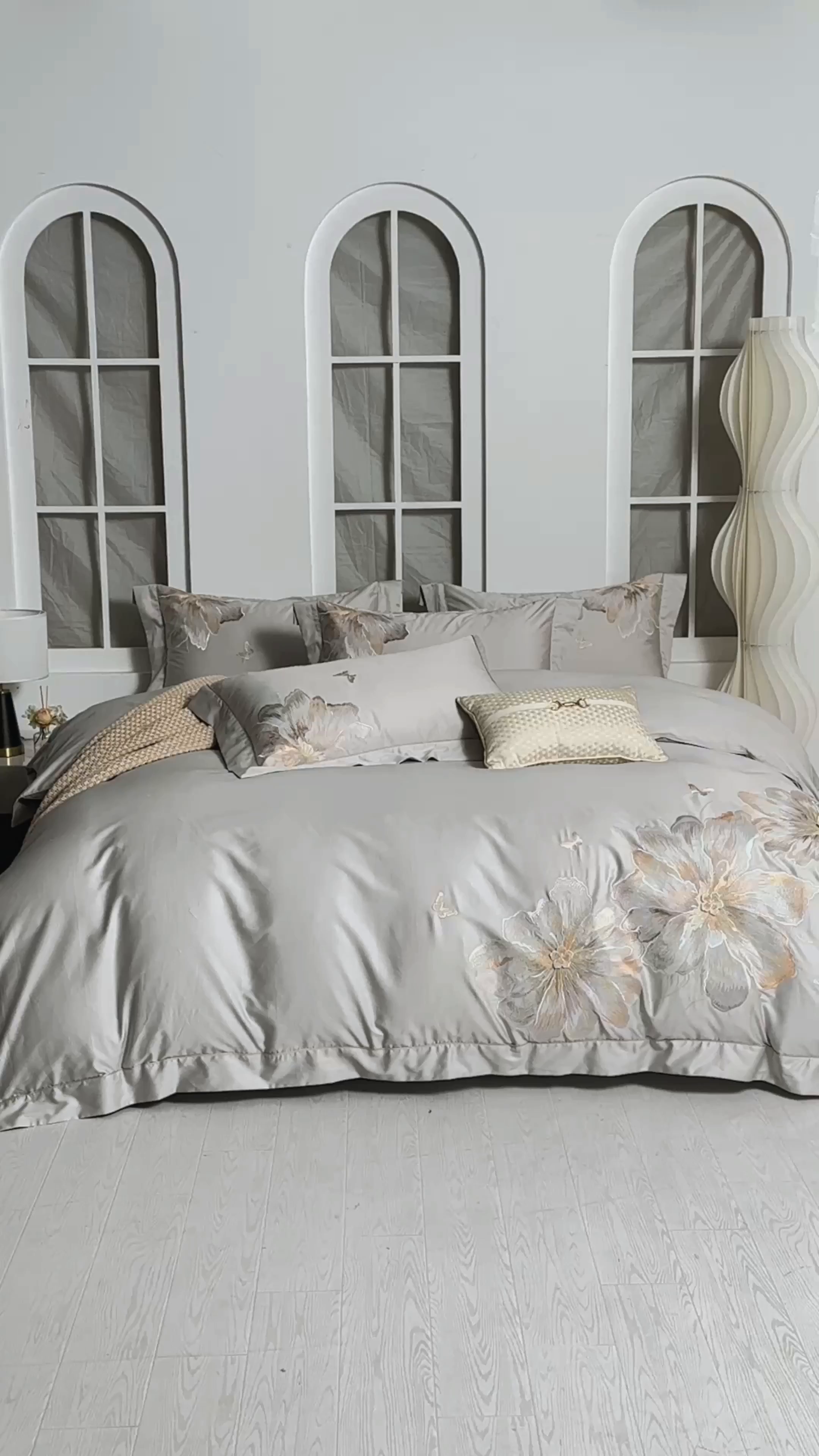 91家纺网 家纺一手货源 找家纺 诗黛尔 2026秋冬新款长绒棉刺绣焦糖时光系列四件套 焦糖时光(高级灰)