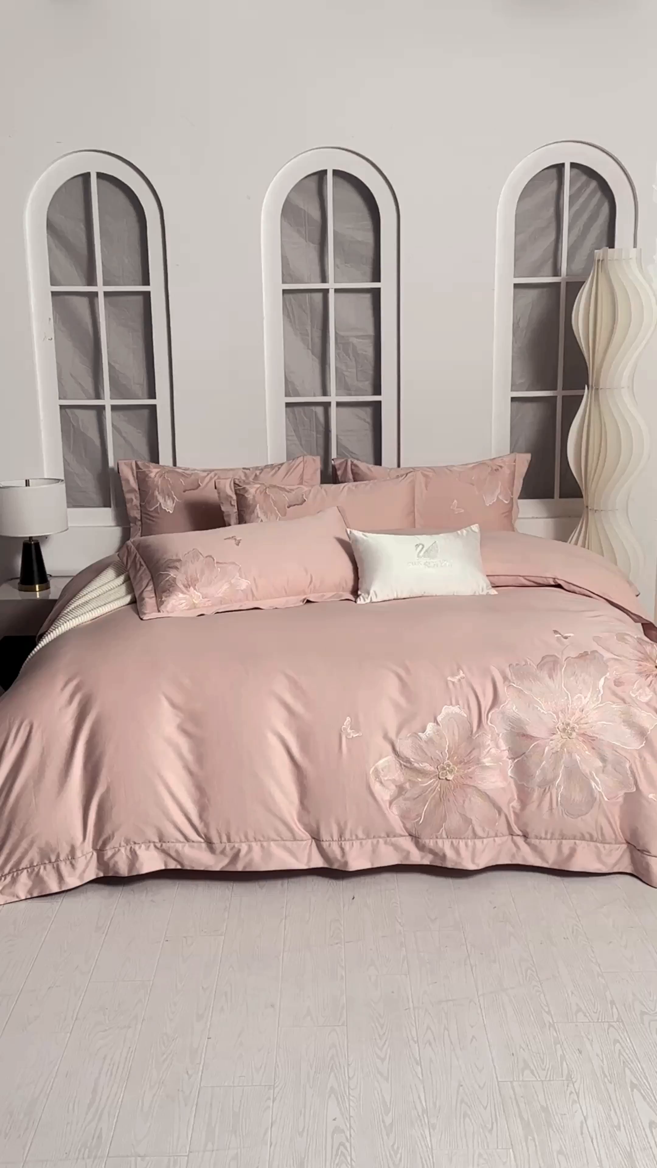 91家纺网 家纺一手货源 找家纺 诗黛尔 2026秋冬新款长绒棉刺绣焦糖时光系列四件套 焦糖时光(胭脂莎)