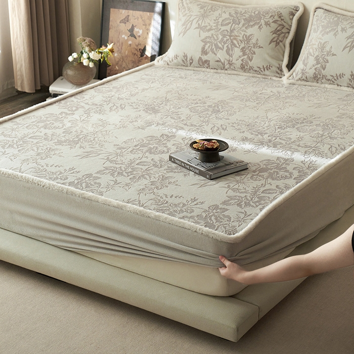 91家纺网 家纺一手货源 找家纺 良品汇馆 2026新款复古雕花绒床笠秋冬保暖牛奶绒席梦思床罩床垫保护套单品床笠单件床笠 静若繁花-灰