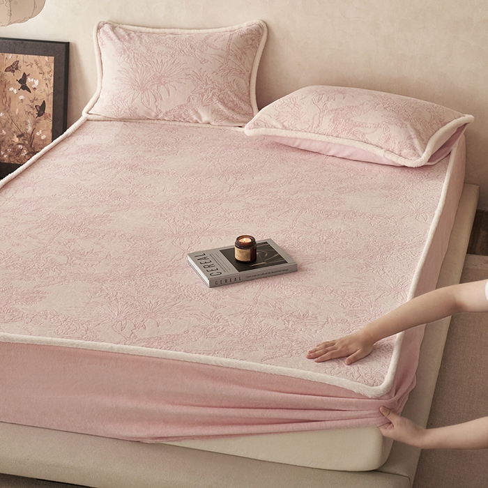 91家纺网 家纺一手货源 找家纺 良品汇馆 2026新款复古雕花绒床笠秋冬保暖牛奶绒席梦思床罩床垫保护套单品床笠单件床笠 丛林法则-粉