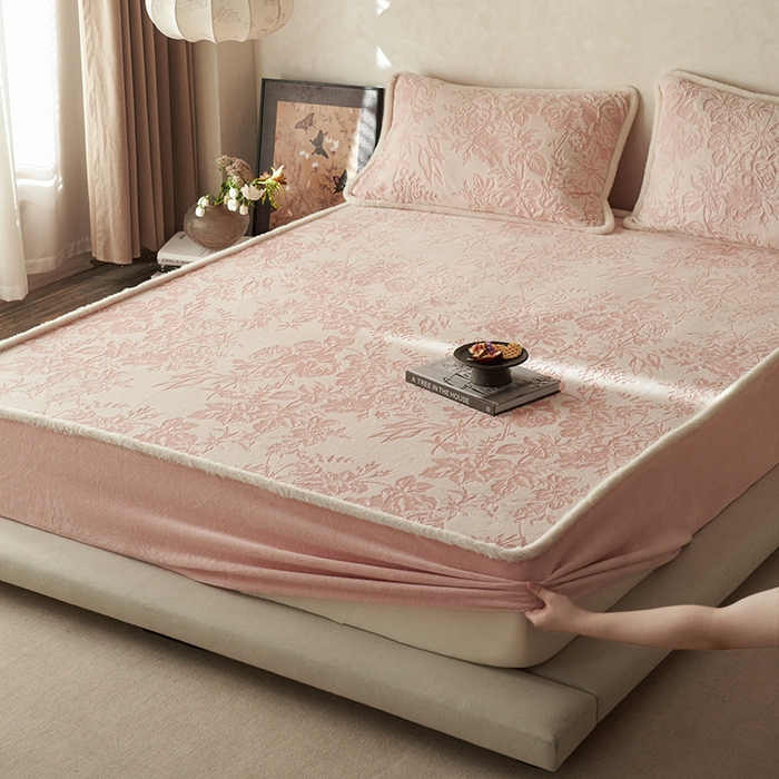 91家纺网 家纺一手货源 找家纺 良品汇馆 2026新款复古雕花绒床笠秋冬保暖牛奶绒席梦思床罩床垫保护套单品床笠单件床笠 静若繁花-粉