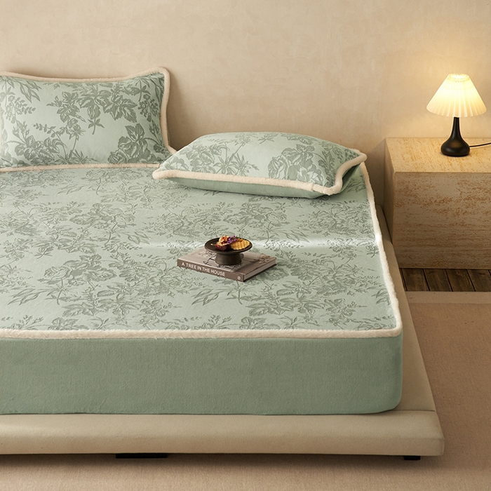 91家纺网 家纺一手货源 找家纺 良品汇馆 2026新款复古雕花绒床笠秋冬保暖牛奶绒席梦思床罩床垫保护套单品床笠单件床笠 静若繁花-绿