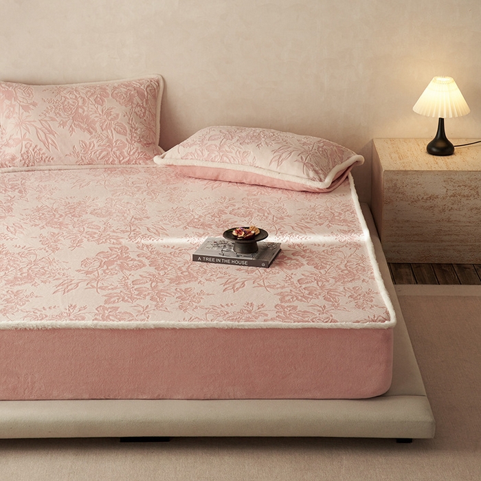 91家纺网 家纺一手货源 找家纺 良品汇馆 2026新款复古雕花绒床笠秋冬保暖牛奶绒席梦思床罩床垫保护套单品床笠单件床笠 静若繁花-粉